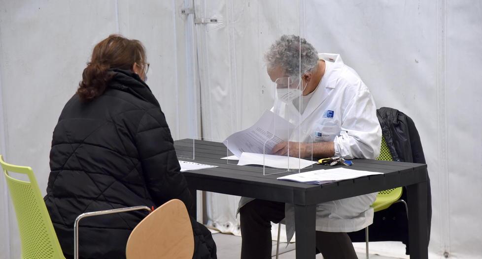 «Più di un’ora per la terza dose» Lunghe file alla Fonderia n.1 