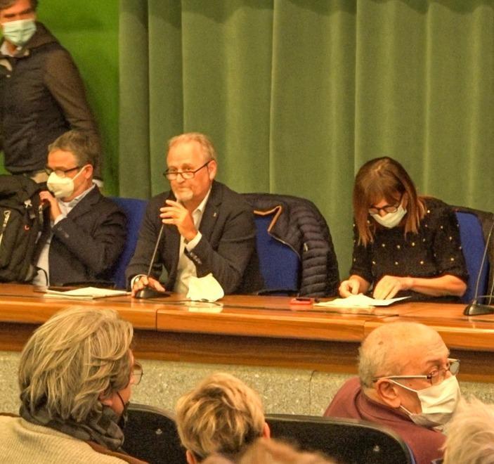 Tensioni e liti con i comitati per le accuse di «inciucio»
