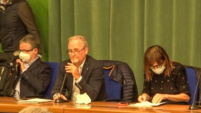 Tensioni e liti con i comitati per le accuse di «inciucio»