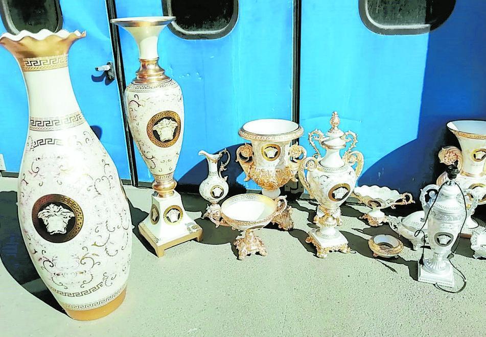 Sequestrati in porto 907 arredi “Versace” falsificati in Cina 