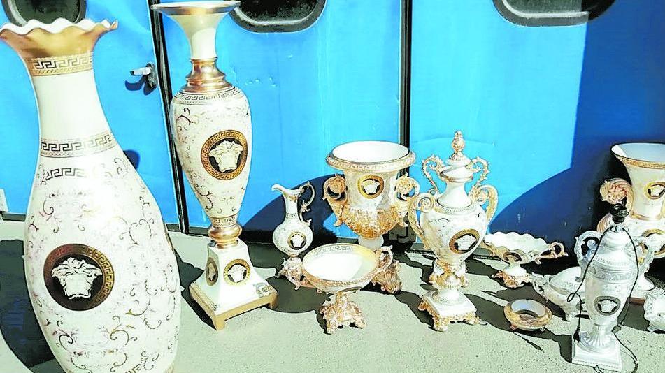 Sequestrati in porto 907 arredi “Versace” falsificati in Cina