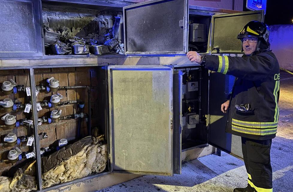 In fiamme i contatori della luce di un palazzo