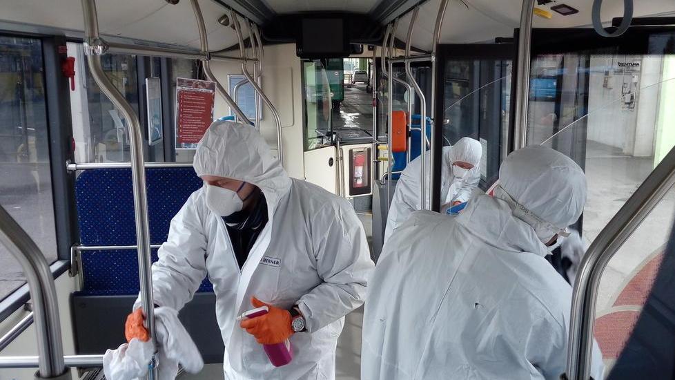 Cloro, alcol e ozono sui bus Così Seta combatte il contagio