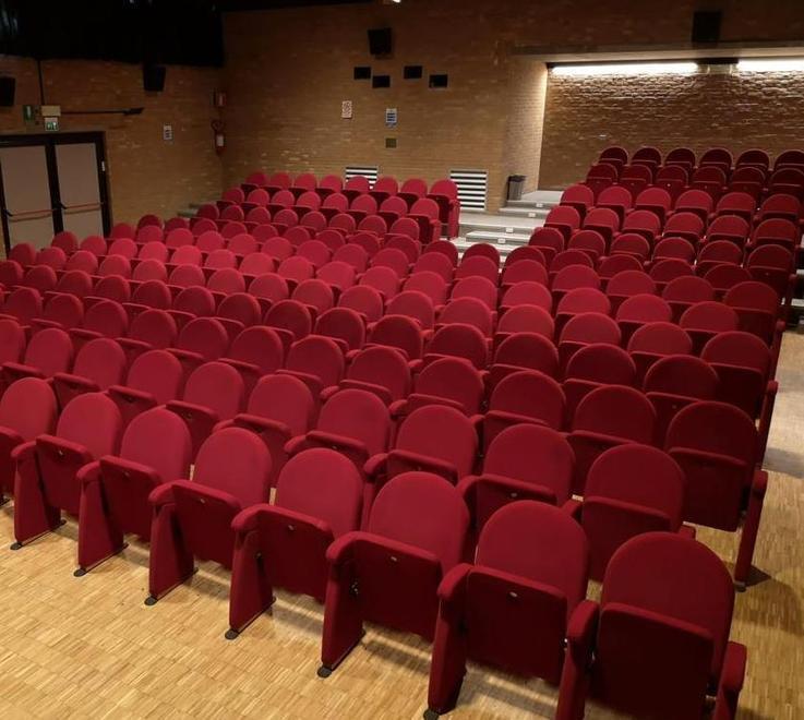 Restyling per la sala polivalente dopo 35 anni di spettacoli e incontri 