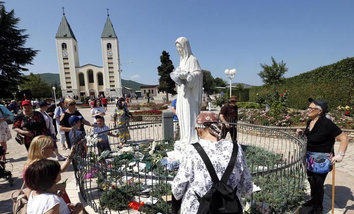 Dall’isola a Medjugorje, il duro attacco di Don Tamponi: «Pellegrinaggio folle» 