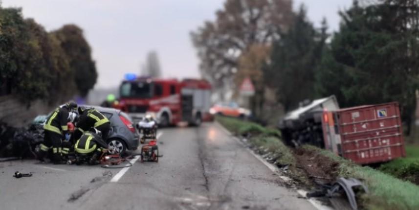Modena. Grave incidente: scontro tra un'auto e un camion in via Emilia ...