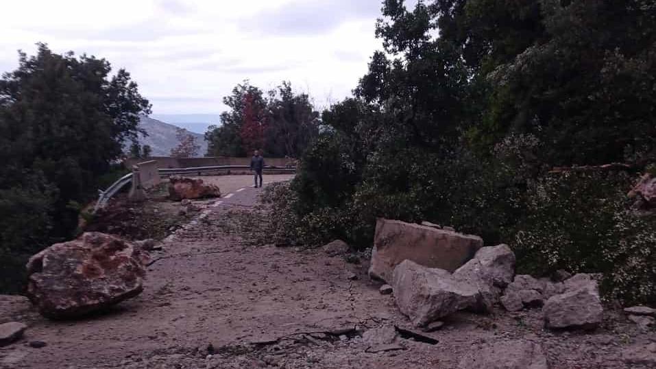 Frana sull'Orientale sarda tra Baunei e Dorgali: strada bloccata