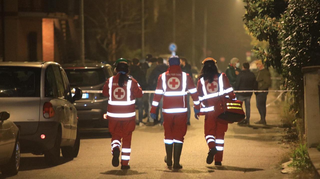 Strage in famiglia a Sassuolo, la ragazzina di 11 anni superstite sotto protezione. Sopravvissuto anche il bisnonno dei bimbi Lutto a Sassuolo
