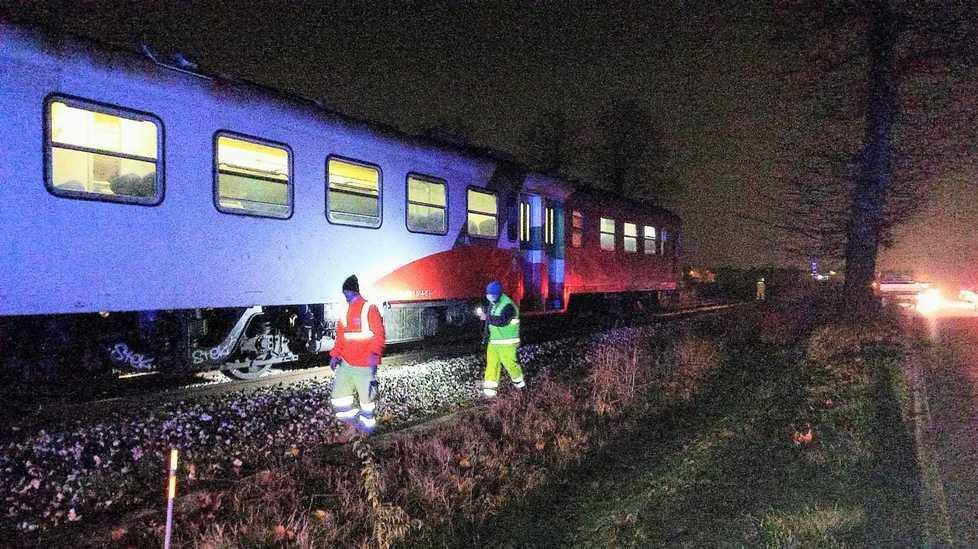 Urtata dal treno mentre cammina sui binari 