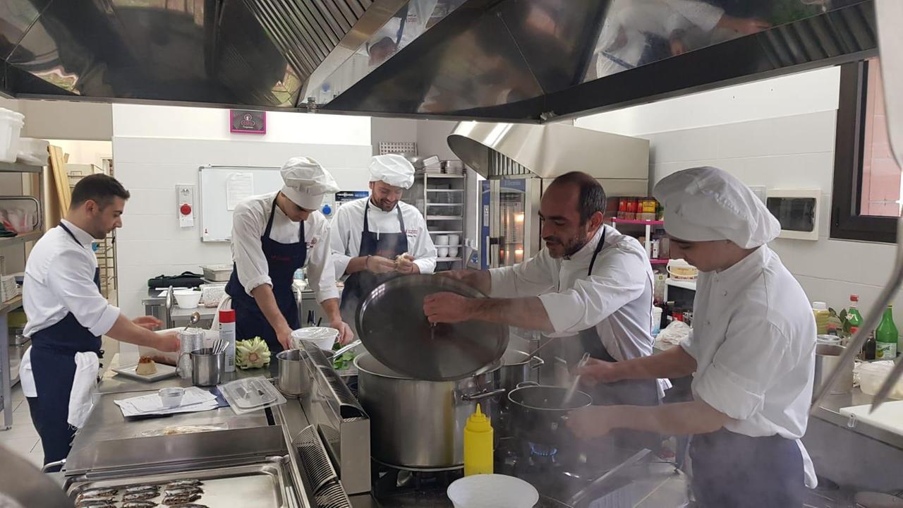 Lo staff dell'Hub di Macomer con lo chef Leonardo Marongiu, secondo da destra