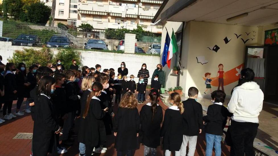 La scuola si fa bella grazie al murale delle ex allieve