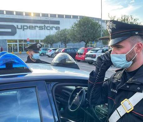 Rubava nei parcheggi dei supermercati, preso 