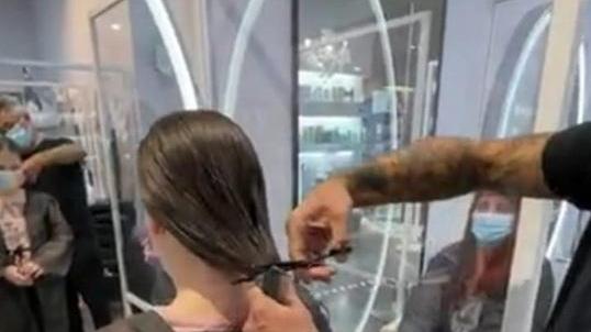 A otto anni dona i capelli a chi soffre