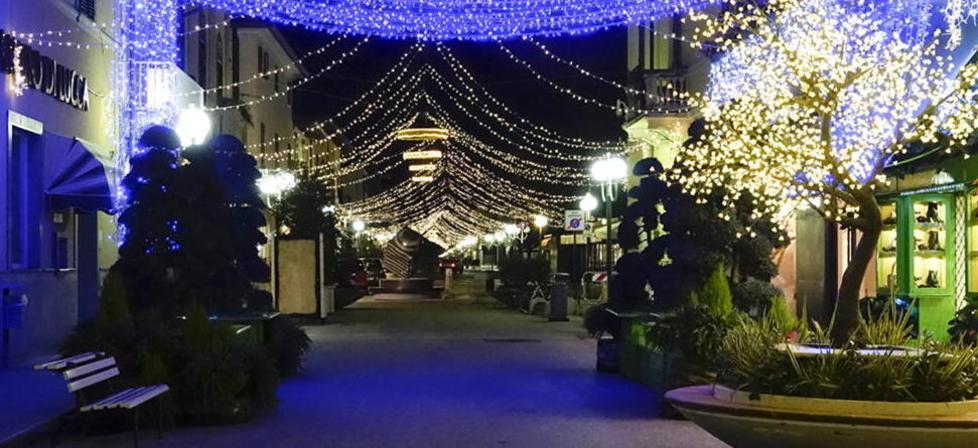 Albero, eventi e addobbi Forte accende le luci è il regno di Babbo Natale