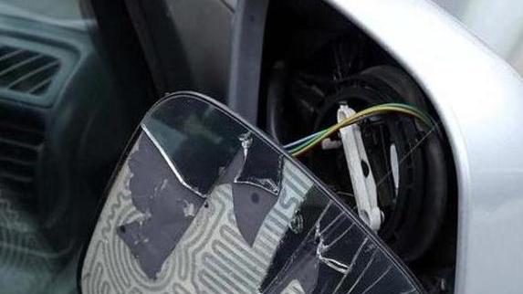 Truffa dello specchietto, anziano finge di cascarci e chiama la polizia