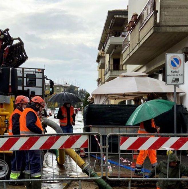 Si rompe un tubo idrico intervento d’urgenza di Comune e Acqua Spa 