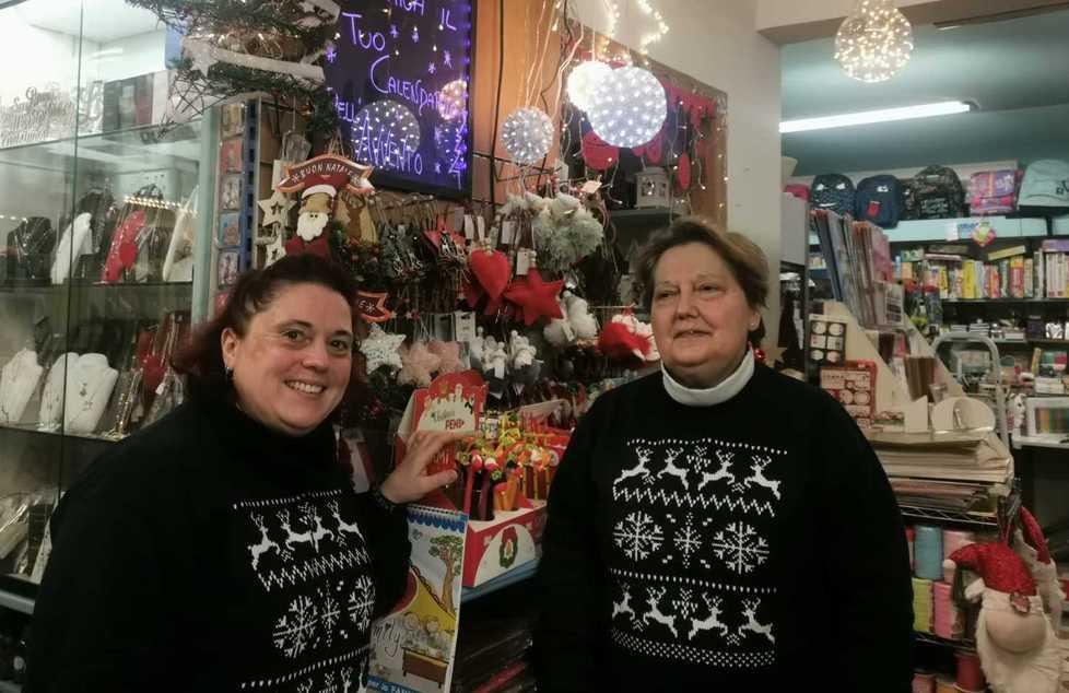 E nella vicina cartoleria c’è il gazebo di Natale di Maurizia e Denise