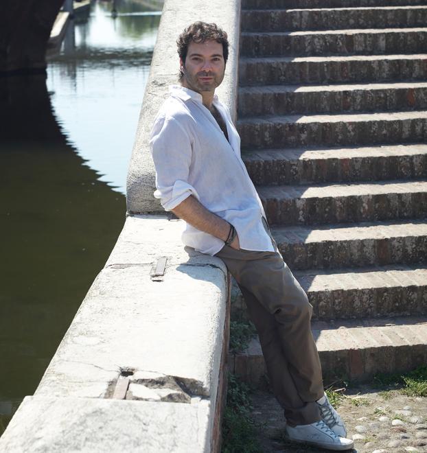 Simoni riapre il cassetto dei ricordi «Regalo per i dieci anni da autore»