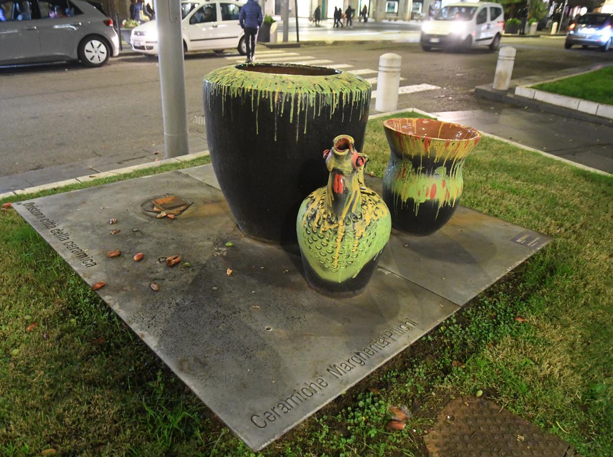 Danneggia una ceramica, denunciato 