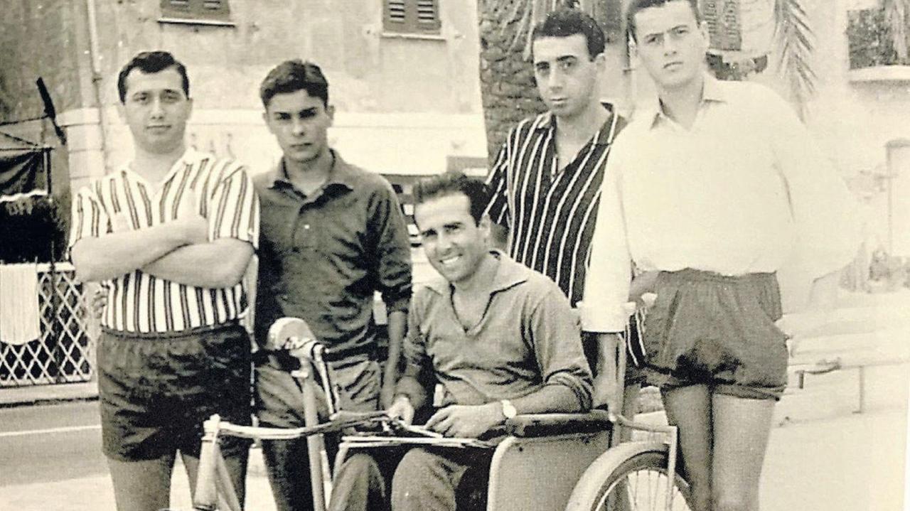 Giovanni Pische al centro in carrozzina, Gianni Minà è il primo a sinistra