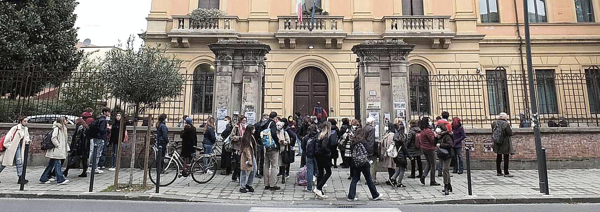 Niente cambio di nome per lo studente trans: i compagni occupano la scuola. La preside promette: «Valuteremo il caso» 