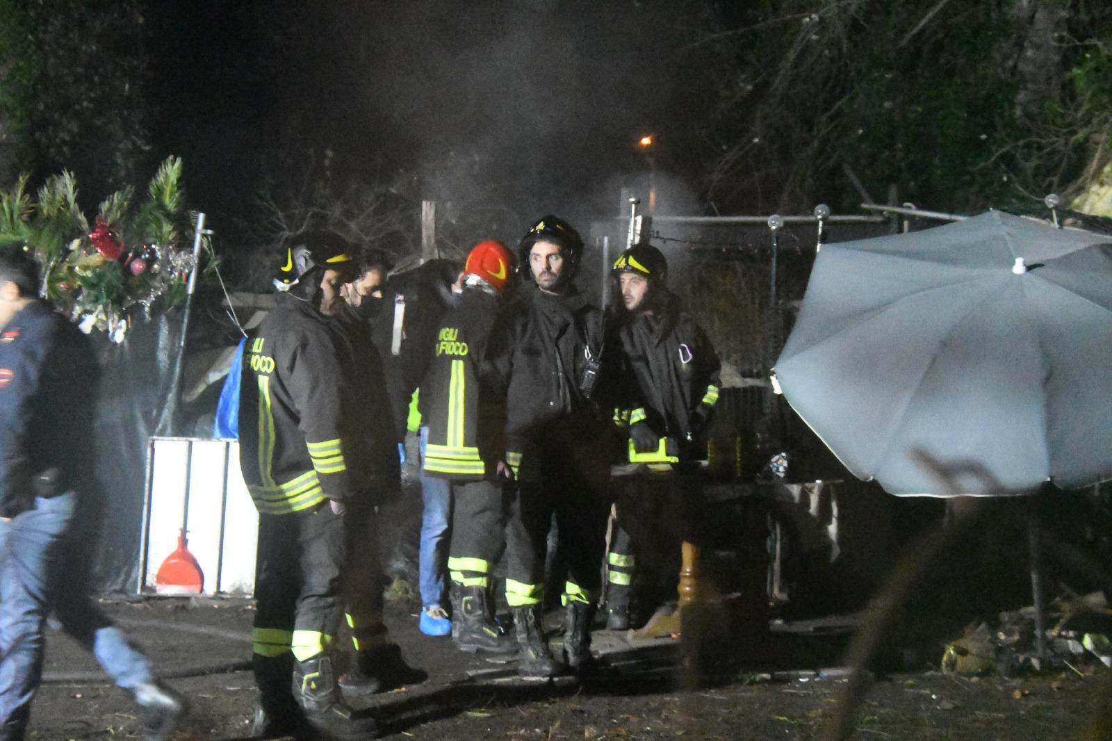 Massa, muore dentro la roulotte in fiamme - Video