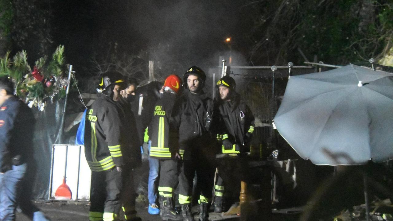 Massa, muore dentro la roulotte in fiamme - Video