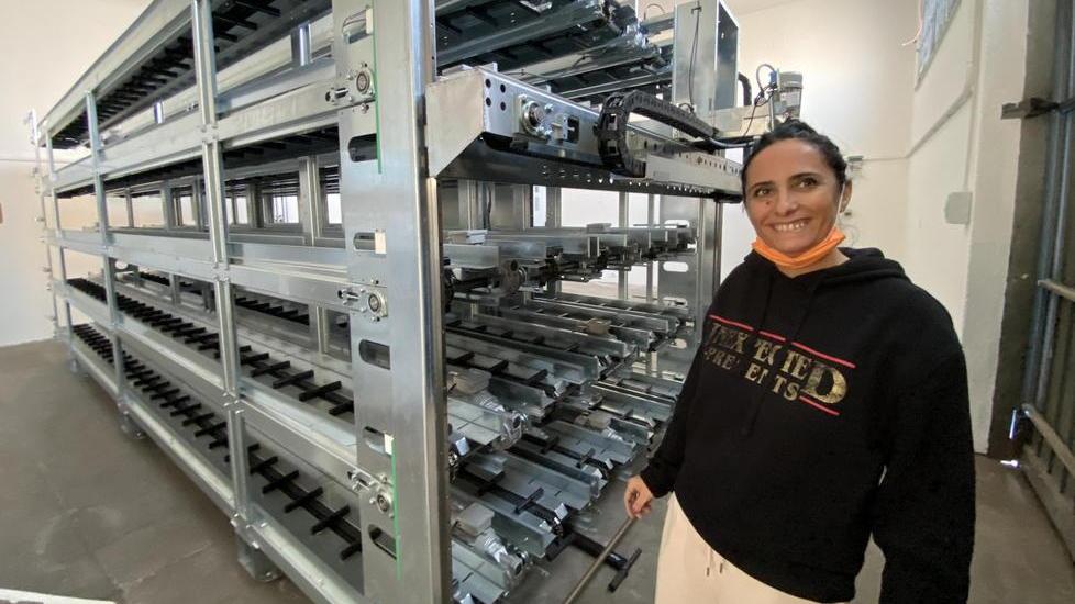 La scommessa di due fratelli: ecco il maxi distributore di casse d’acqua “h24”