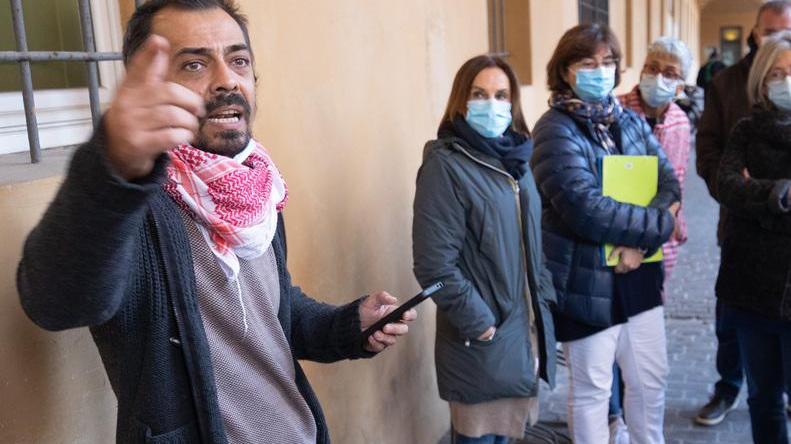 Il grido dei sindacati sull’Anagrafe chiusa: «Comune, così non va»