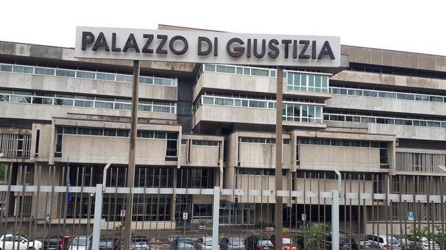 1.200 euro al mese per notizie a clan, arrestato un carabiniere