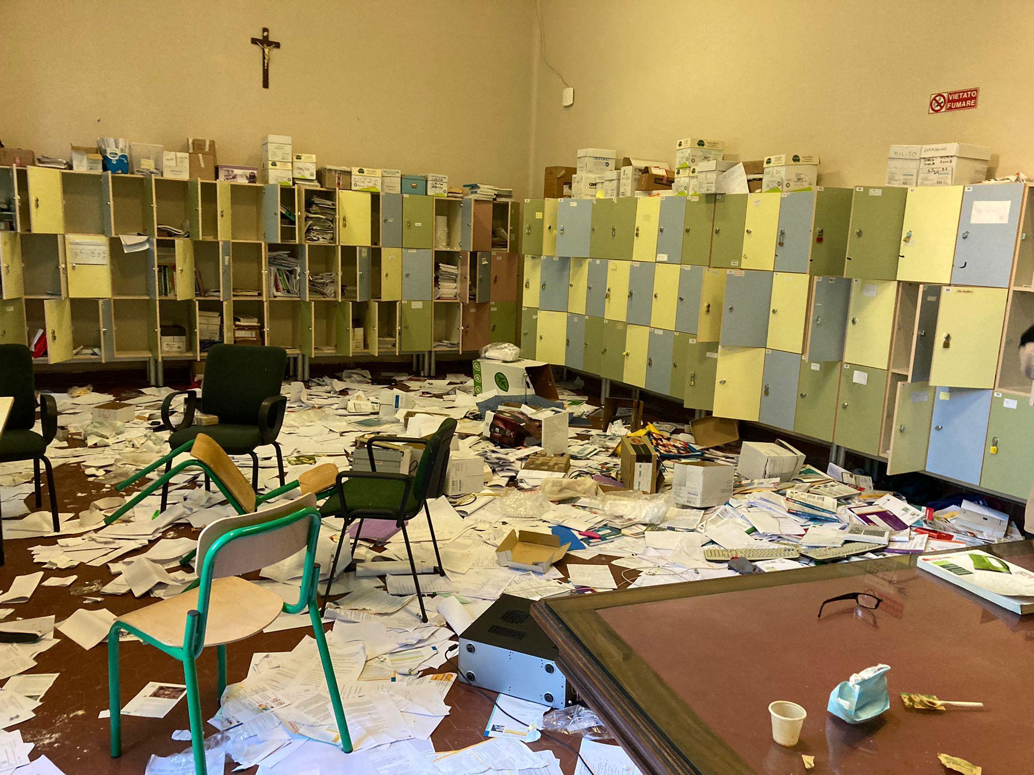 Pisa, devastato il Da Vinci: il raid notturno, i danni e la lettera del preside 