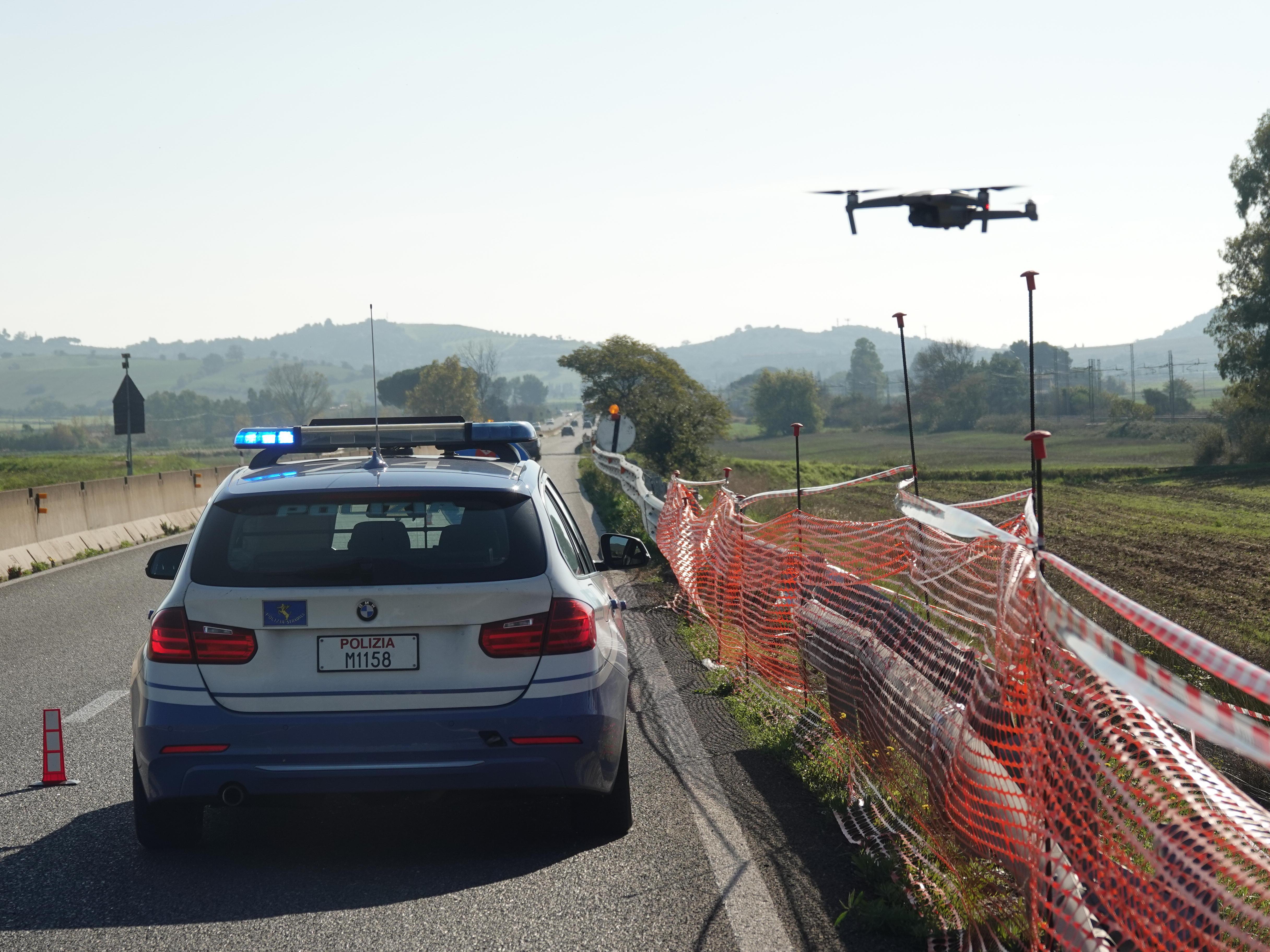 La polizia stradale sul luogo dell'incidente, sull'Aurelia, per mettere sotto sequestro il guard rail. Sulla destra in alto si nota il drone con cui sono stati fatti alcuni rilievi (foto Enzo Russo)