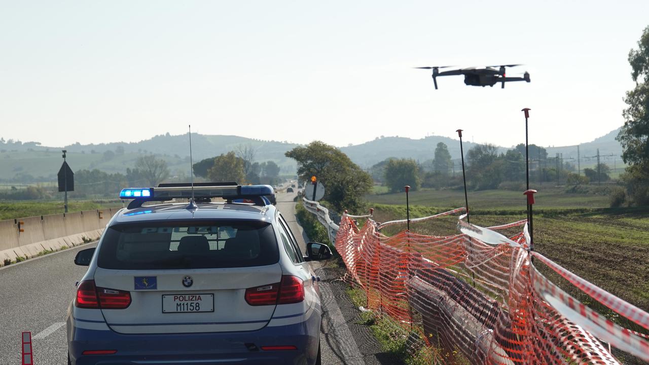 La polizia stradale sul luogo dell'incidente, sull'Aurelia, per mettere sotto sequestro il guard rail. Sulla destra in alto si nota il drone con cui sono stati fatti alcuni rilievi (foto Enzo Russo)