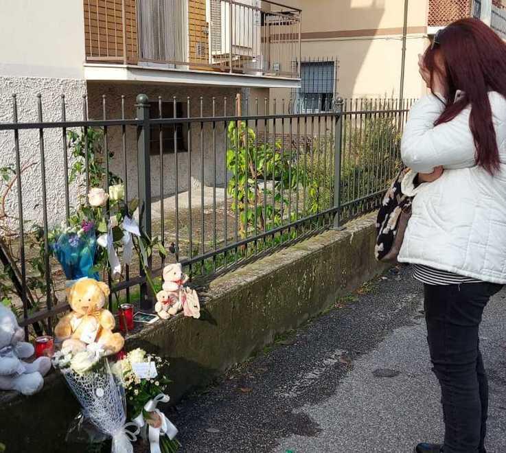 Fiori e peluche per le vittime «Sarete sempre i nostri angeli»