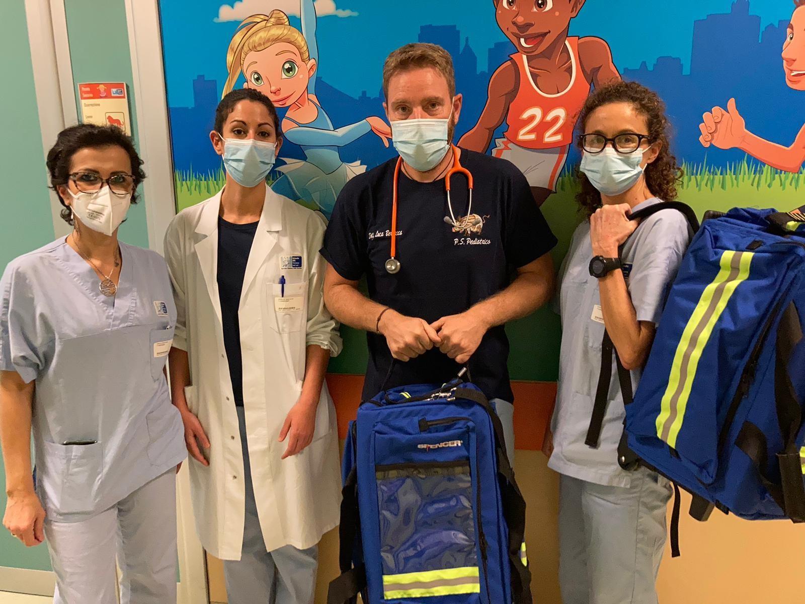 Il dottor Bertacca con personale medico e infermieristico del Pronto soccorso pediatrico e ambulatori pediatrici