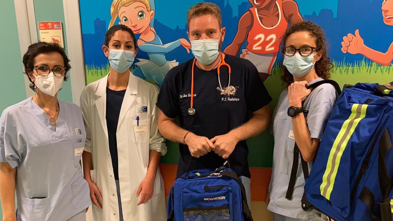 Il dottor Bertacca con personale medico e infermieristico del Pronto soccorso pediatrico e ambulatori pediatrici