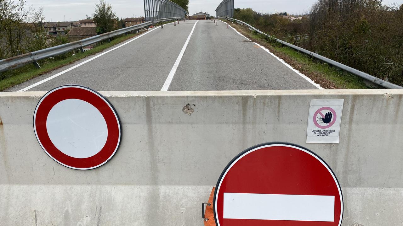 Traffico a senso alternato sul ponte di Masi San Giacomo