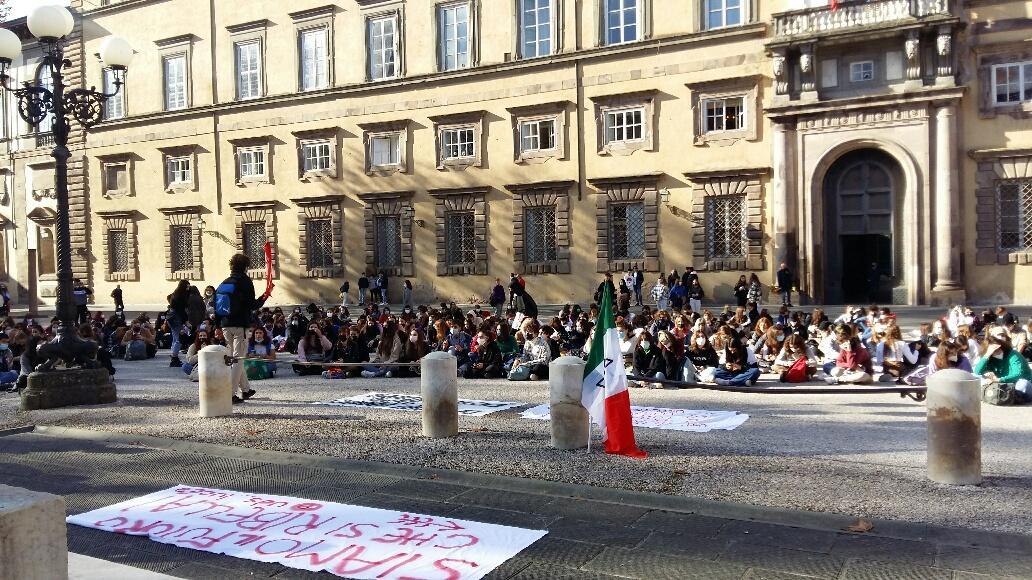 La manifestazione in piazza Napoleone davanti al palazzo della Provincia