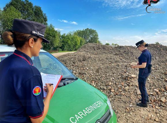 Abbandona rifiuti nel terreno vicino a casa, multato un 48enne