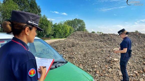 Abbandona rifiuti nel terreno vicino a casa, multato un 48enne
