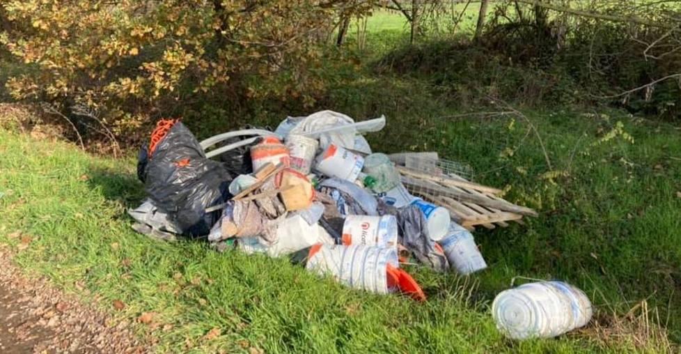 Gettano i rifiuti del cantiere e anche il cartello con i nomi 