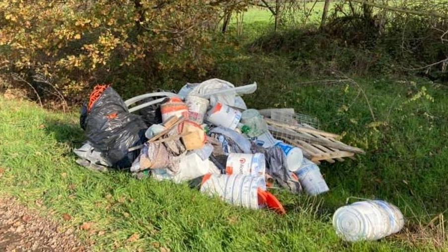 Gettano i rifiuti del cantiere e anche il cartello con i nomi