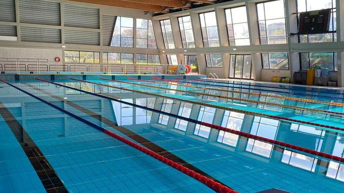 Torna il nuoto libero tutto il giorno e spunta il corso misto con scherma