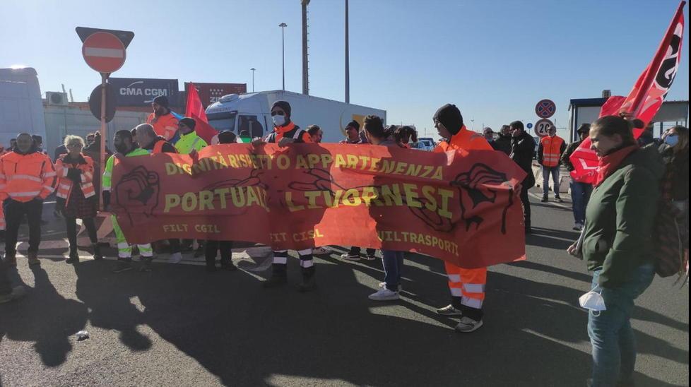 Il porto si blocca e oggi c’è il bis Ora la protesta arriva in città 