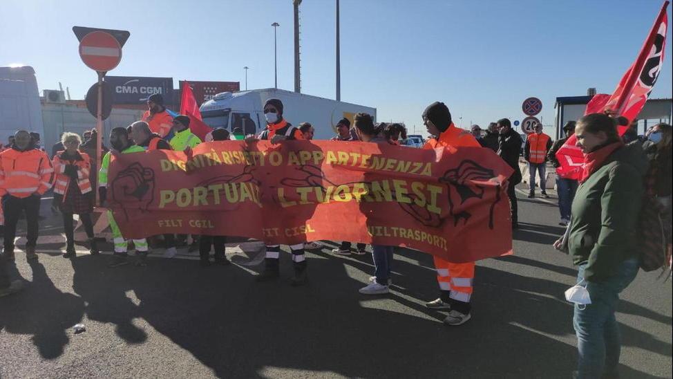 Il porto si blocca e oggi c’è il bis Ora la protesta arriva in città