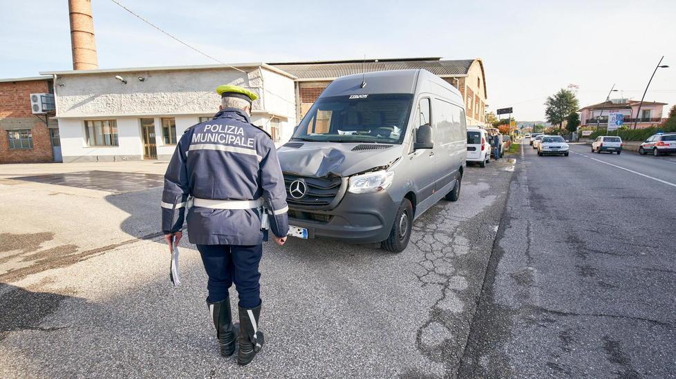 Migliora la ragazza investita mentre attraversava la statale 