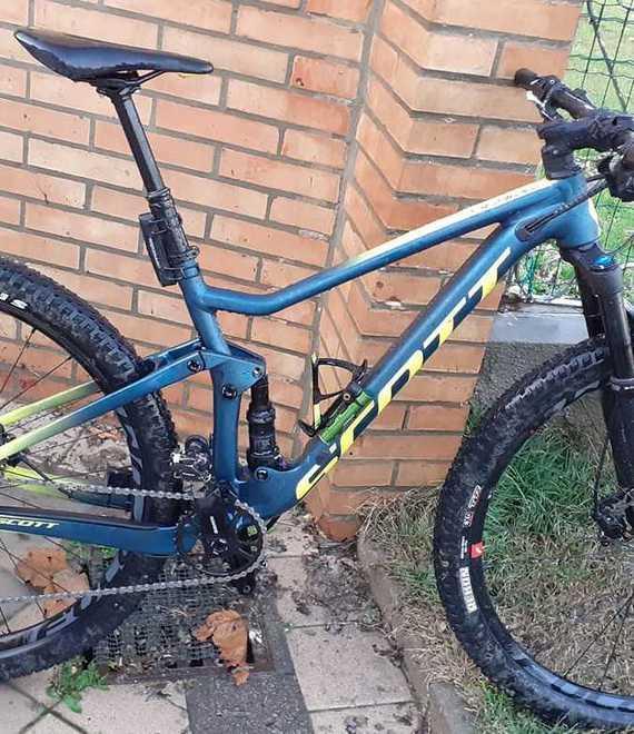Minacce col coltello forse collegate al furto di due biciclette