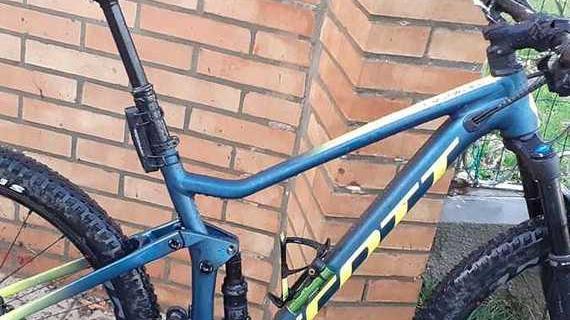 Minacce col coltello forse collegate al furto di due biciclette