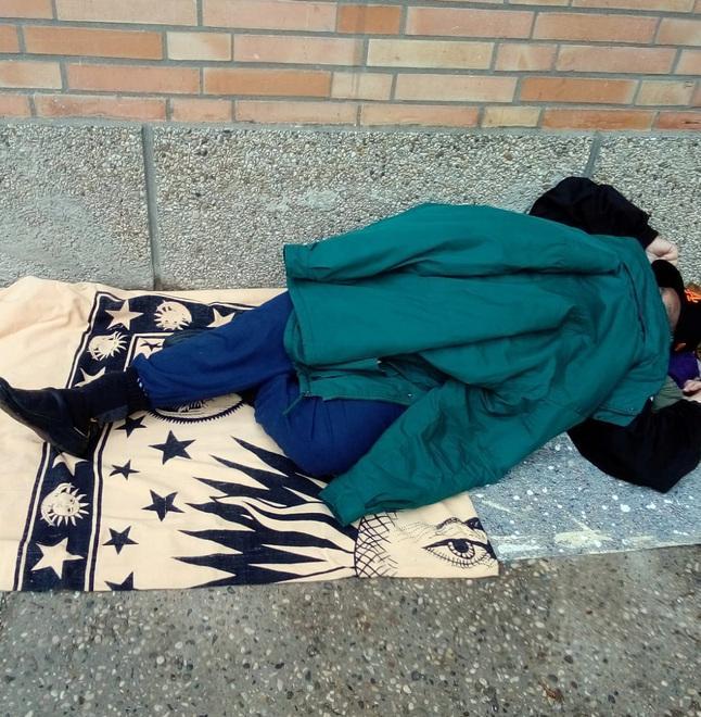 Sfrattato per morosità dorme davanti a casa Poi un cittadino decide di dargli un alloggio