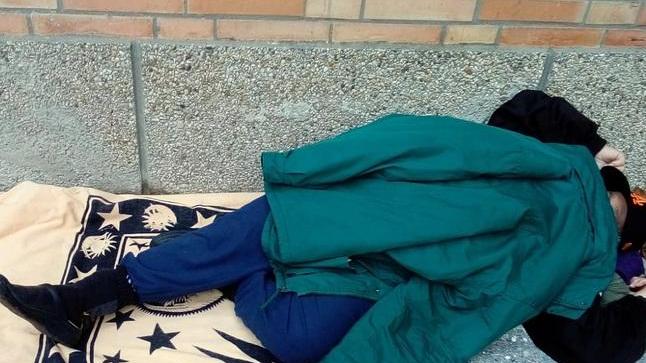Sfrattato per morosità dorme davanti a casa Poi un cittadino decide di dargli un alloggio